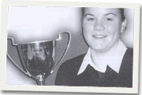 Glesni Roberts gyda'i chwpan