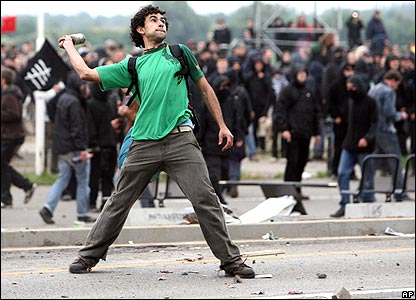 Người biểu tình ném chai