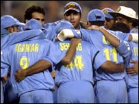 मैच से पहले आपस में मंत्रणा करते भारतीय खिलाड़ी