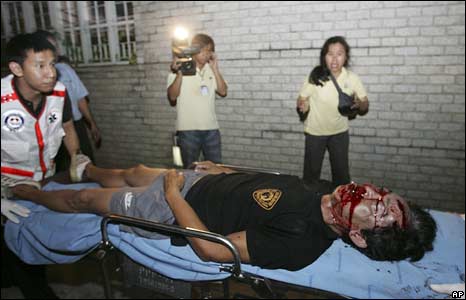 Nhân viên y tế đưa người biểu tình ủng hộ chính phủ bị thương đi cứu chữa