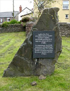 Carreg ar y tir ger Castell Llantrisant