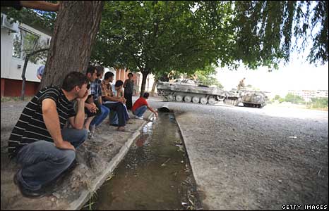 Người dân gần thị trấn Igoeti xem binh lính Nga triển khai vị trí