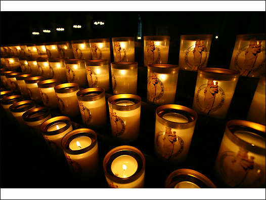 信众在巴黎圣母院燃点蜡烛，祈求心愿。