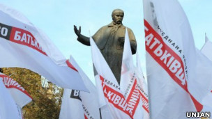 Прапори "Батьківщини" на мітингу у Києві 