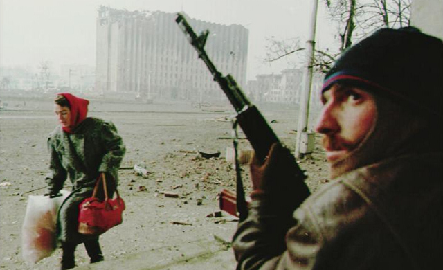 चेचन्या की राजधानी ग्रॉज़्नी में सड़क पर उतरे लोग (तस्वीर-एपी)