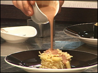 O italiano Gualtiero Marchesi combina macarrão com feijão