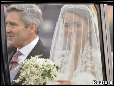 Kate a caminho da igreja com o pai, Michael Middleton (Foto: Reuters)