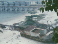 Xác một con tàu vượt biển, năm 1987, còn trên bãi biển đảo Pulau Bidong, Malaysia mà theo kể lại trên 300 người vượt biên trên tàu đã chết. (ảnh Bùi Văn Phú)