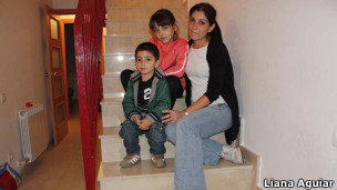 Soraya Urbano Oviedo e os filhos (foto: Liana Aguiar/BBC Brasil))