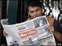 Một người Thái đọc tờ Matichon