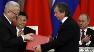 习近平和普京出席两国能源领域重要合作备忘录签字仪式