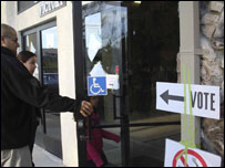 Cử tri California tham gia bầu cử sơ bộ ngày 5 tháng Hai (ảnh Bùi Văn Phú)