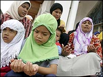 Açe'de dua eden çocuk ve kadınlar