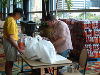 Jeff Chapman pega etiquetas de identificação, água e luz de emergência para a família