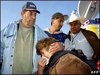 بستگان در اطراف معدن