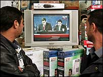 Seçim yayınını izleyen Iraklılar