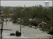 Área do nono distrito de Nova Orleans inundada depois que a água transbordou pelo dique situado ao longo do canal industrial
