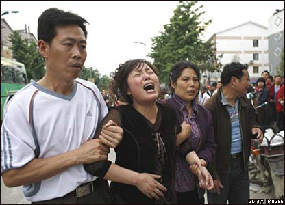 Một người mẹ đau đớn khi biết tin đã tìm thấy xác con tại một trường học bị sập tại Đô Giang Yển.