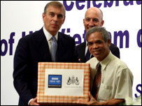 Hoàng tử Andrew trao giải nhất cho bố của Nguyễn Mạnh Quân, ông Nguyễn Mạnh Chu