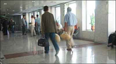 يک نمونه ا زمسافرانی که با خودشون خربزه های کلان سوغاتی می برن ( فرودگاه تاشکند )