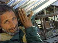 ملبہ ہٹانے میں مصروف ایک بزرگ