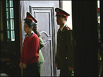 Công an đưa LS Lê Thị Công Nhân vào tòa