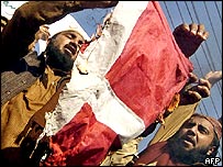 Manifestantes queimam bandeira dinamarquesa no Paquistão