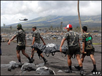 Binh lính khênh xác người chết do bùn lở từ Mt Mayon 