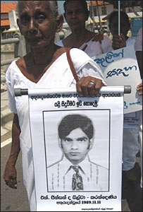 A mother holding the picture of her missing son (photo Gnanasiri Koththigoda)