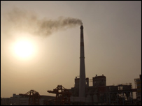 Chaminé de indústria à beira de rio na China