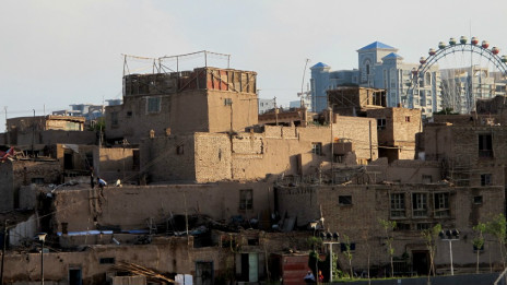 喀什古城内的楼房,背后是新城的摩天公寓