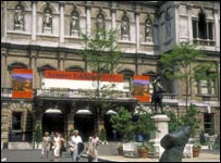 Visitantes no pátio de entrada da galeria Royal Academy of Arts, em Londres