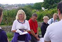 Valmai Rees yn adrodd hanes wrth arwain daith cerdded o amgylch Moeflre