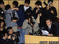 Professor Hwang Woo-suk durante entrevista