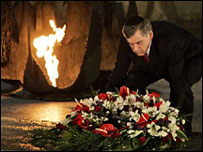 Brown depositou coroa de flores no Museu do Holocausto