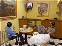 Một gia đình Indonesia theo dõi bầu cử