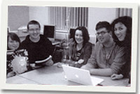 Rhai o aelodau'r grŵp gyda Peri