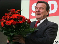 Gerhard Schroeder recebe buquê de flores na sede do SPD em Berlim