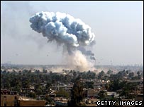 Khói từ vụ nổ bom tại Iraq hôm 11 tháng Hai 2008