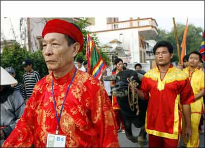 Người và trâu chọi trước giờ khai mạc