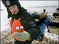 Songhua nehrinde inceleme yapan uzmanlar