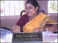 डा.निर्झरणी चक्रवर्ती छात्राओं के साथ