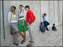 Ensaio fotográfico foi em trecho do muro perto de Jerusalém