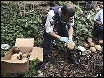 Policial examina crânios