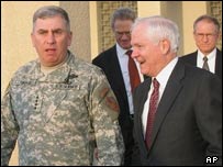 گيتس و ژنرال ابيزيد فرمانده نيروهای آمريکا در منطقه 