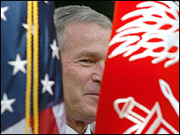 جورج بوش، در ميان پرچمهای افغانستان و آمريکا در کابل