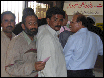  کراچی اسٹیشن پر ٹکٹ لینے والوں کی قطار