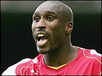 Sol Campbell, do Arsenal, que não é gay, é alvo de ataques homofóbicos com regularidade