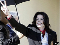 Michael Jackson chegando ao tribunal