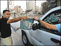 Hizbullah broşürleri dağıtan bir Lübnanlı